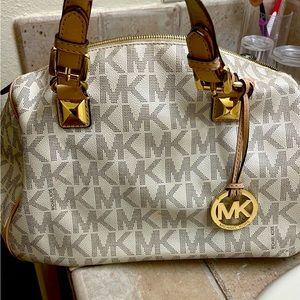 Is semi new, just need a clean in tht lil stain tht I show in the picture.